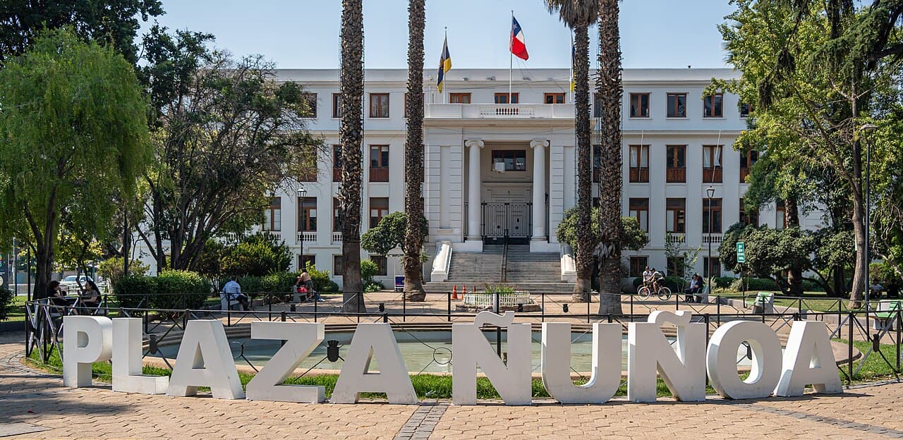 Municipalidad y entorno de Plaza Ñuñoa